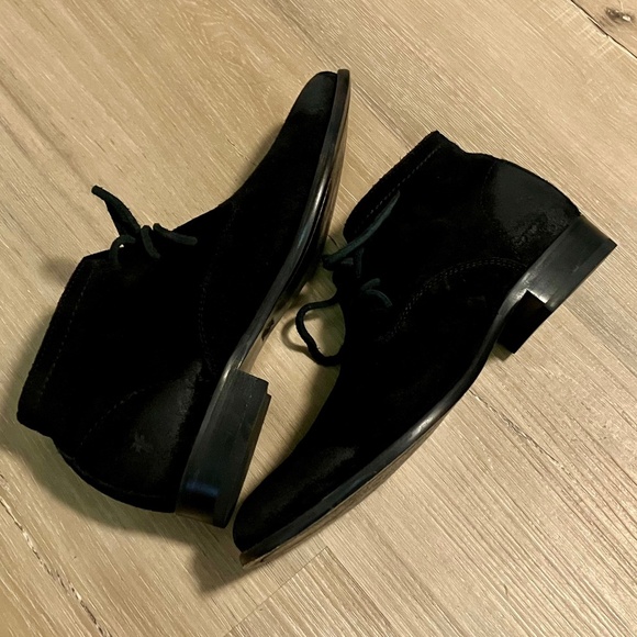 Frye Carly Chukka Black Oiled Suede Boot - Picture 3 of 6